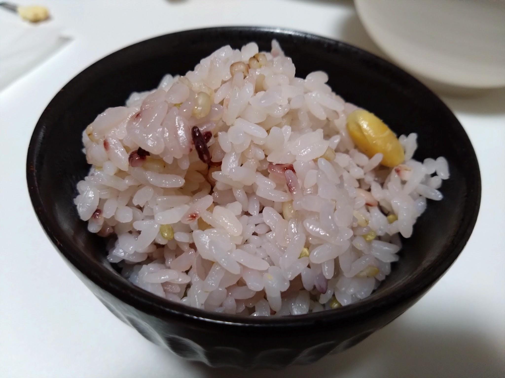 雑穀ごはんは美味しいだけでなく、栄養価も高くなりまさに一石二鳥の食べ物です。
この記事ではお米ソムリエのsigeo
が美味しい雑穀ごはんの作り方や疑問を解説しています。